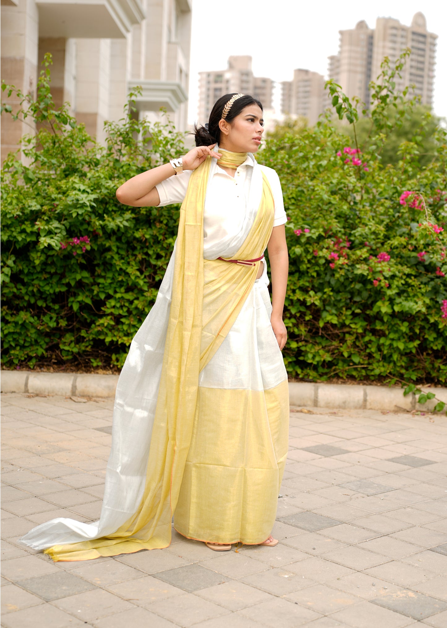 Ethereal Gleam – Dual Tone Gold & Silver Saree