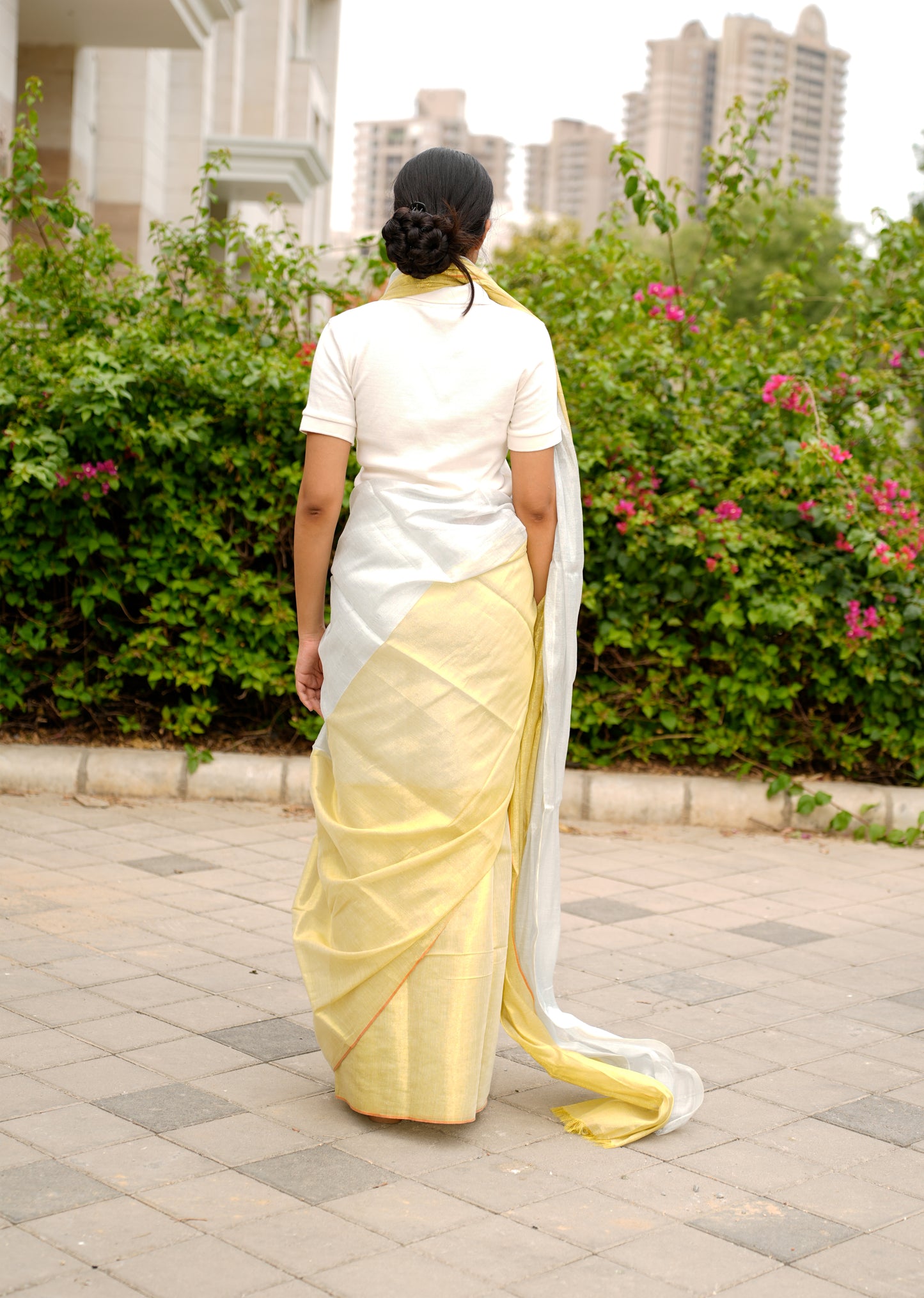 Ethereal Gleam – Dual Tone Gold & Silver Saree