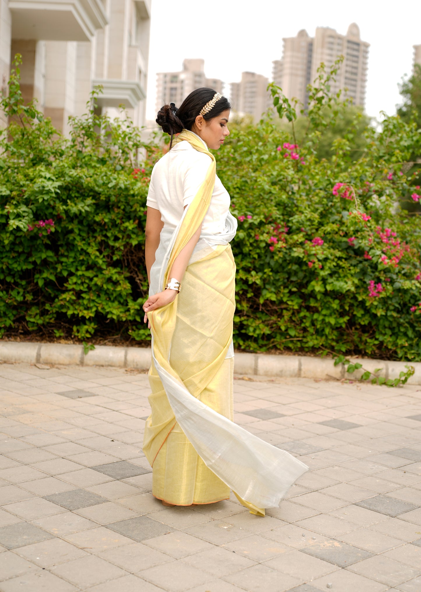 Ethereal Gleam – Dual Tone Gold & Silver Saree