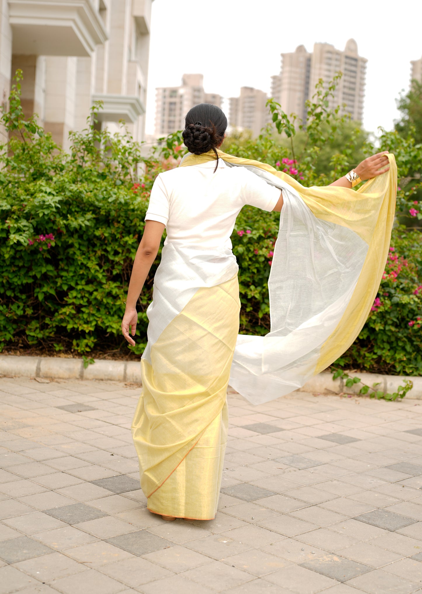 Ethereal Gleam – Dual Tone Gold & Silver Saree
