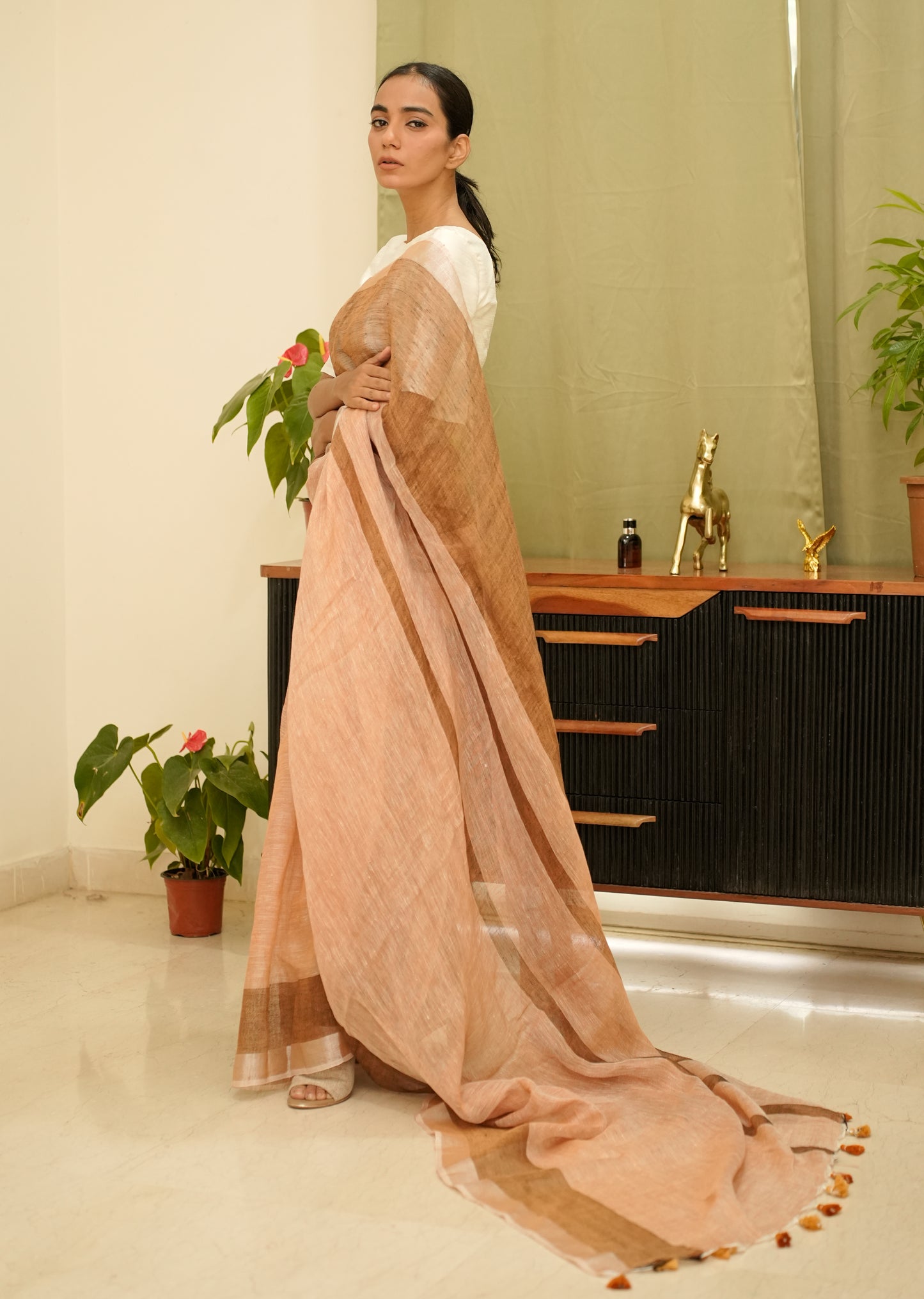 चाय-सुर्ख़ – Handwoven Linen Saree in Tea Rose & Brown Tones