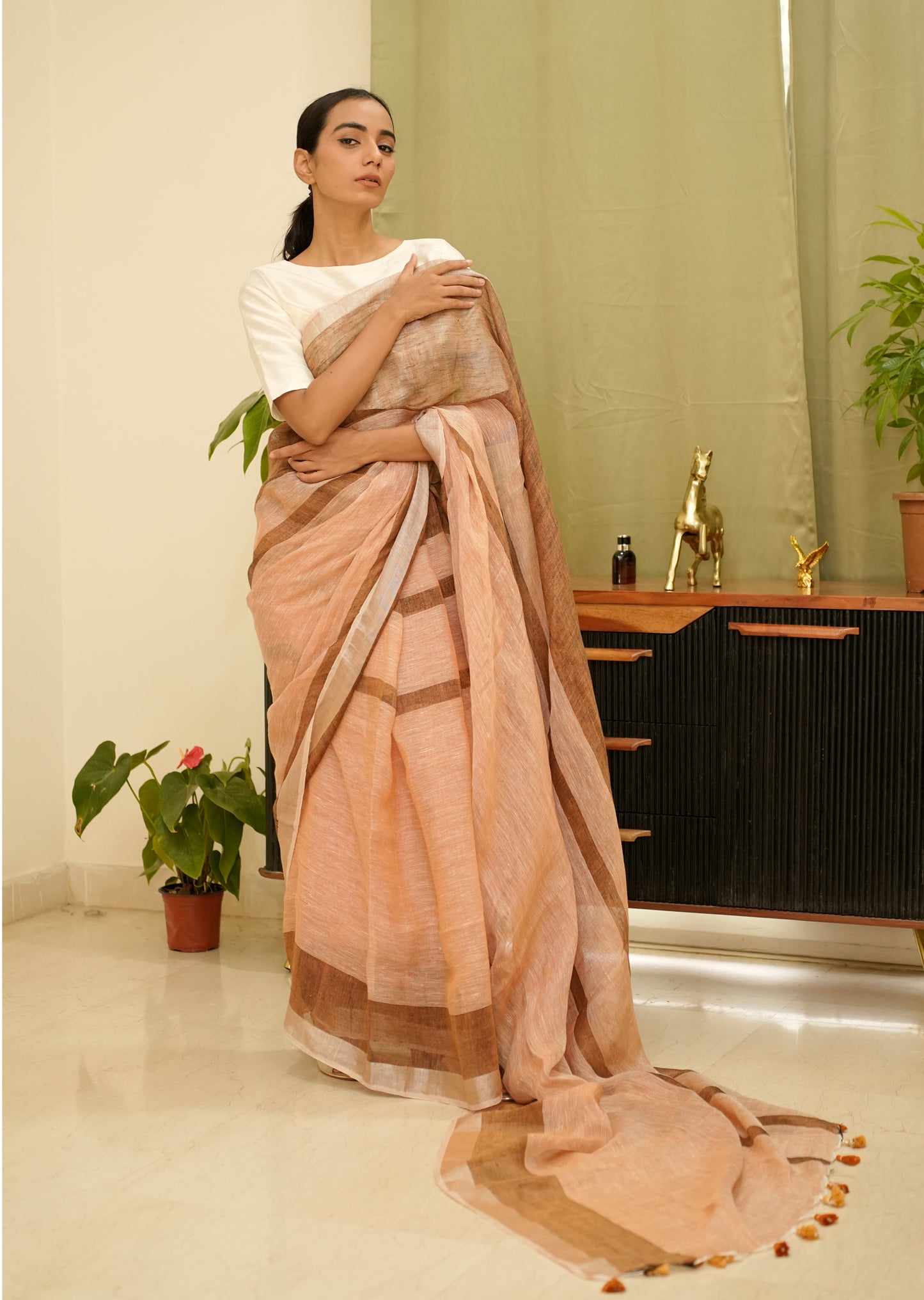 चाय-सुर्ख़ – Handwoven Linen Saree in Tea Rose & Brown Tones