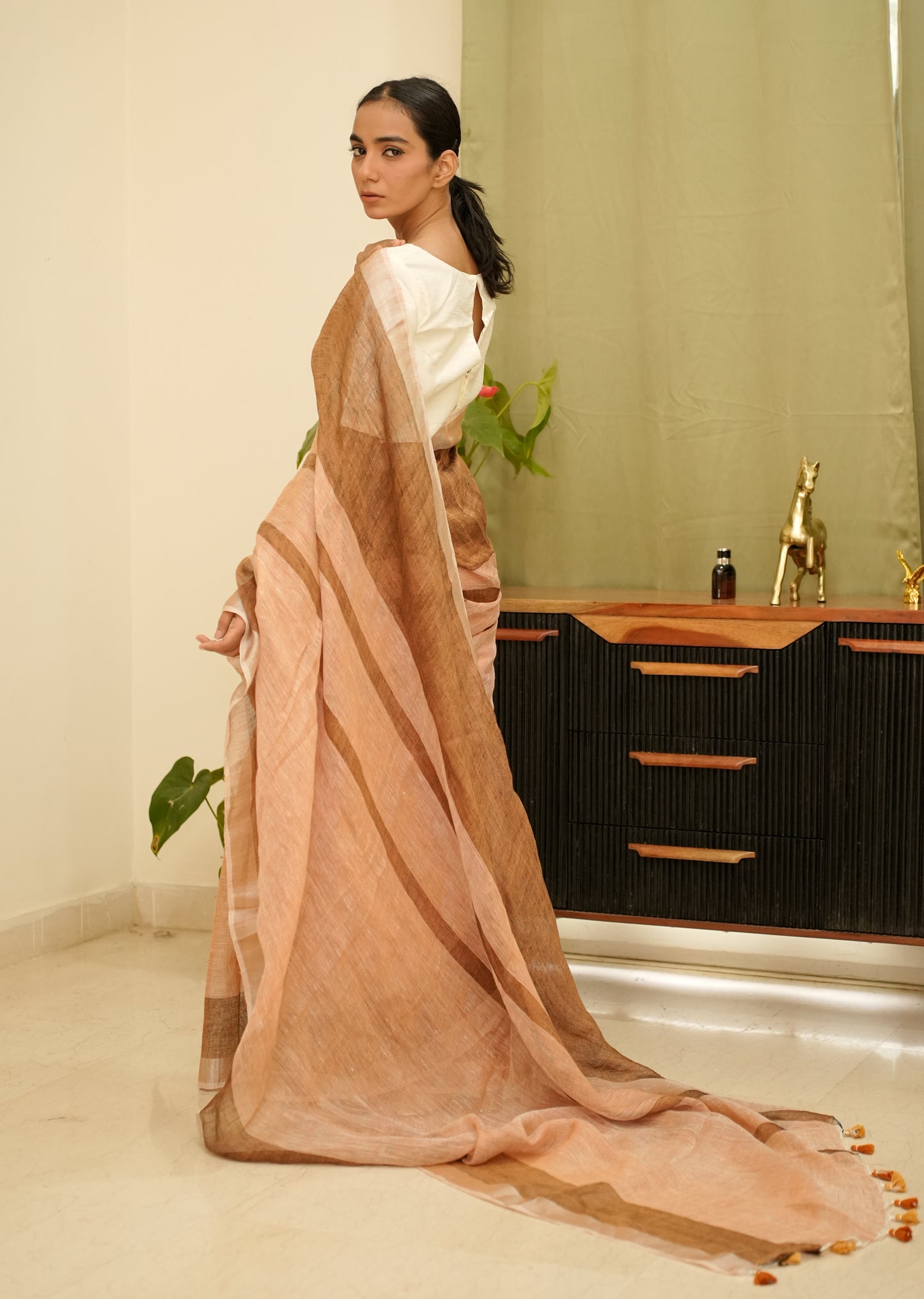 चाय-सुर्ख़ – Handwoven Linen Saree in Tea Rose & Brown Tones