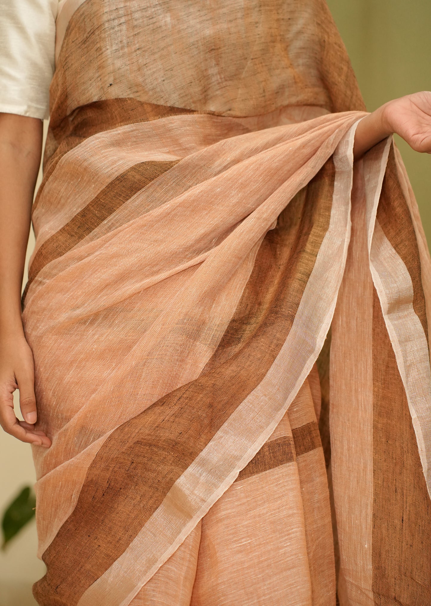 चाय-सुर्ख़ – Handwoven Linen Saree in Tea Rose & Brown Tones