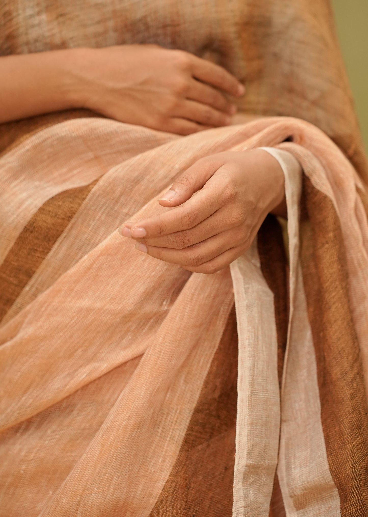 चाय-सुर्ख़ – Handwoven Linen Saree in Tea Rose & Brown Tones